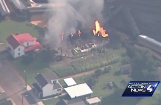 ΗΠΑ: Εκτροχιάστηκε εμπορική αμαξοστοιχία και τυλίχτηκε στις φλόγες (εικόνες, βίντεο)